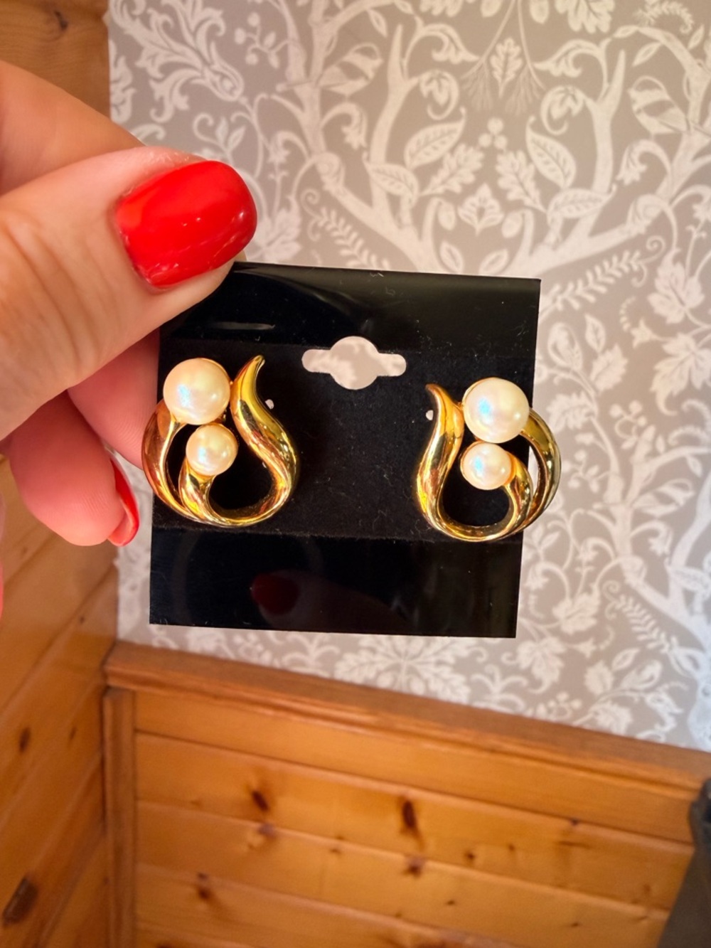Avon Vintage Gold Tone & Faux Pearl Earrings Like New!